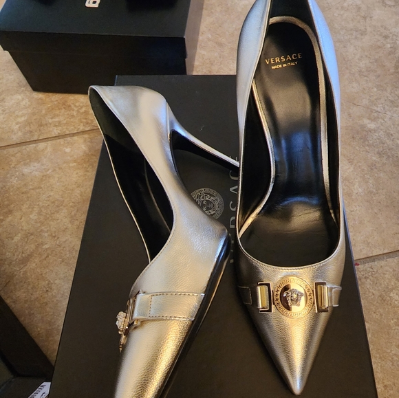 Versace Pumps - Picture 2 of 4